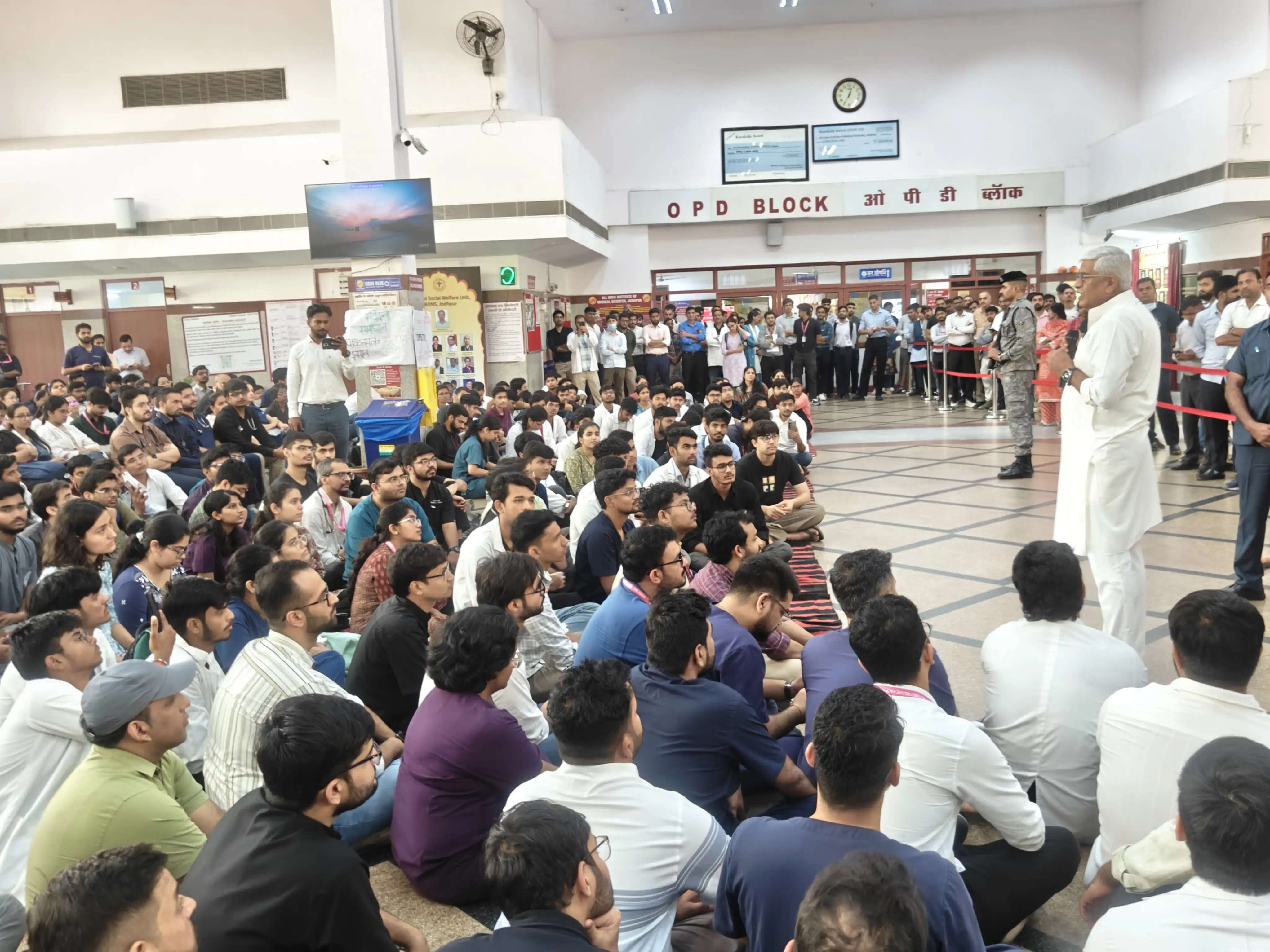 जोधपुर एम्स अस्पताल : एम्स में रेजिडेंट डॉक्टर्स डायरेक्टर के इस्तीफे की मांग पर अड़े