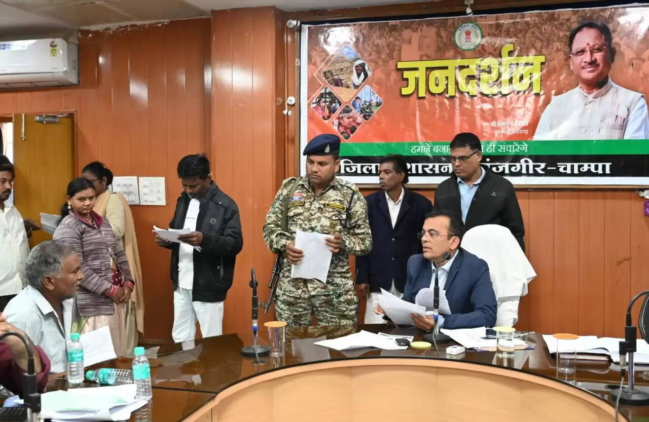 जांजगीर कलेक्टर ने जनदर्शन में जनसमान्य की समस्याओं को सुना, कुल 78 आवेदन हुए प्राप्त