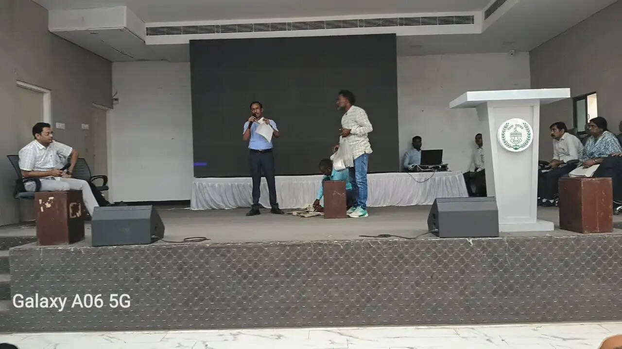 मतदान कार्मिकों को दिया गया द्वितीय प्रशिक्षण, डीएम ने दिए पारदर्शी मतदान के निर्देश