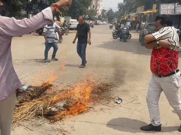 नर्मदापुरम में पुतला बुझाते दो नपा कर्मचारी झुलसे, सीएमओ&nbsp;का पुतला जलता देख आग बुझाने पहुंचे थे