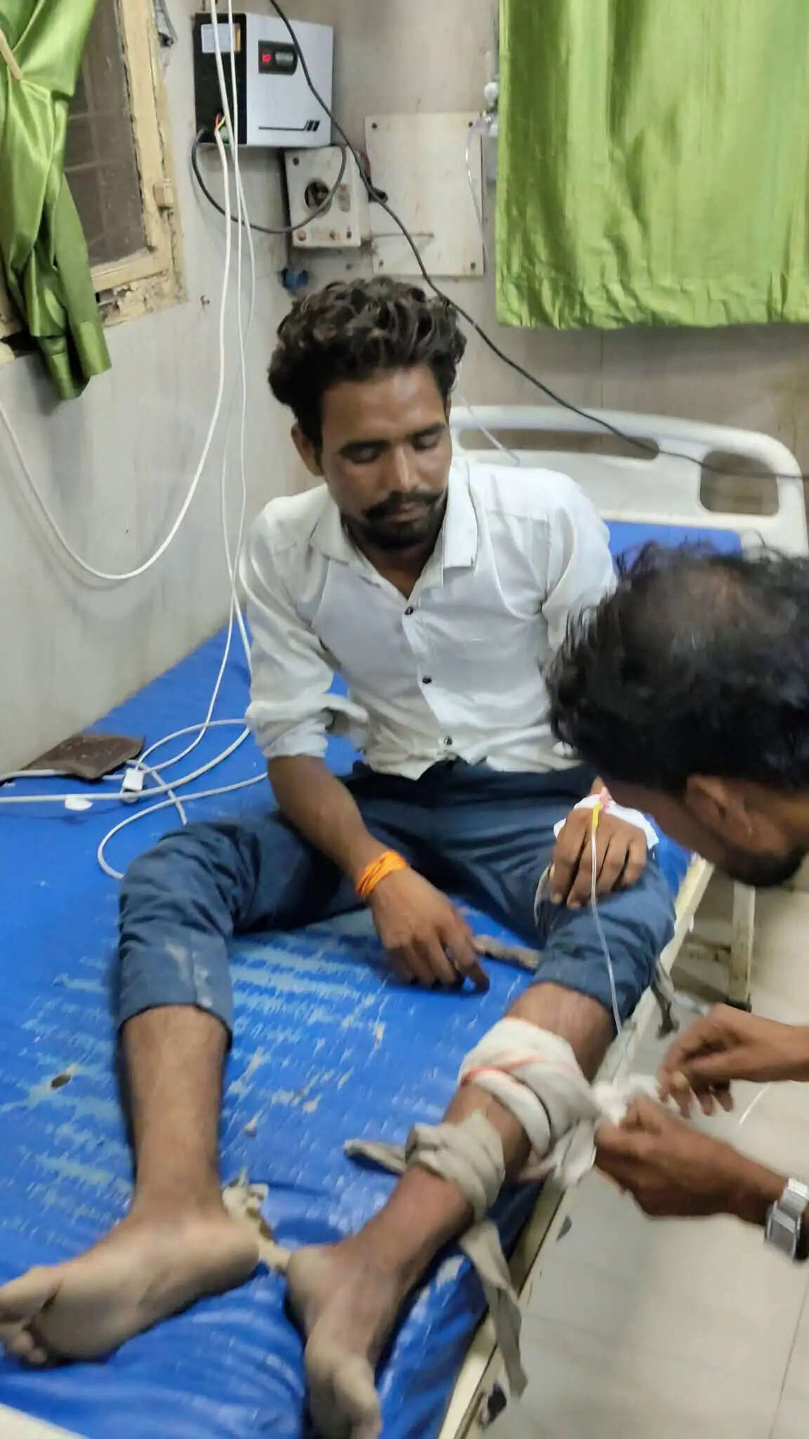 फर्रुखाबाद में सर्पदंश से पीड़ित के साथ डिब्बे में बंद कर जिंदा सांप लेकर अस्पताल पहुंचा दोस्त , डॉक्टर हुए हैरान