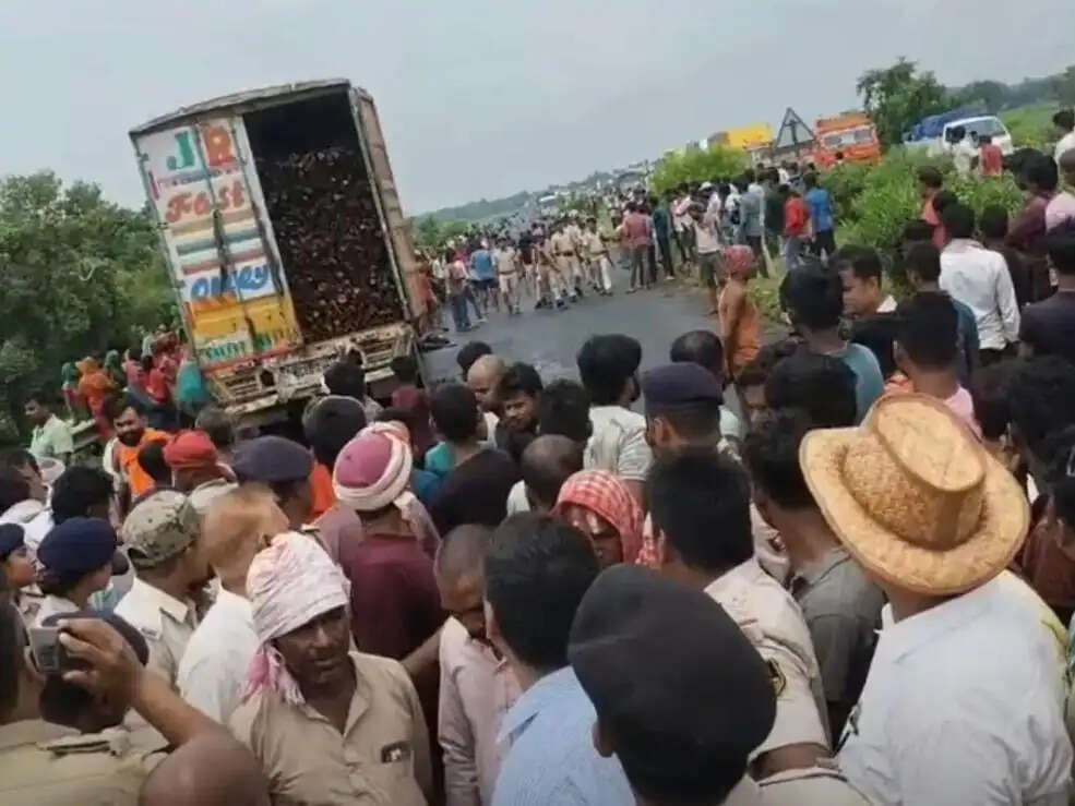 सड़क हादसे में बुजुर्ग की मौत के बाद फूटा लोगों का गुस्सा
