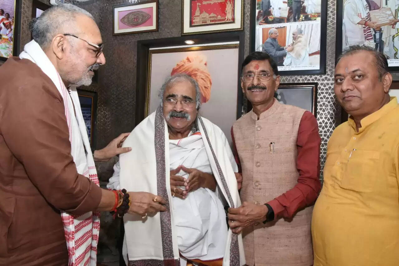 पद्मश्री अशोक भगत ने केंद्रीय मंत्री गिरिराज सिंह को अपनी पुस्तक भेंट की