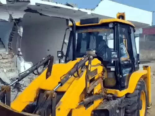 फरीदाबाद : 18 एकड़ में बनी अवैध कालोनी को डीपीटी ने ढहाया