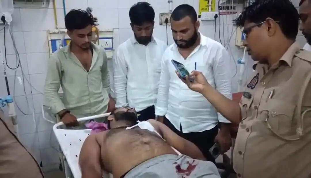 कार सवार युवक पर अज्ञात बदमाशों ने किया फायरिंग, सीने में लगी गोली चचेरा भाई भी घायल