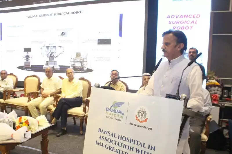 अत्याधुनिक उपकरण स्वास्थ्य सेवाओं को प्रभावी एवं सटीक बनाने में सहायक :उप मुख्यमंत्री शुक्ल