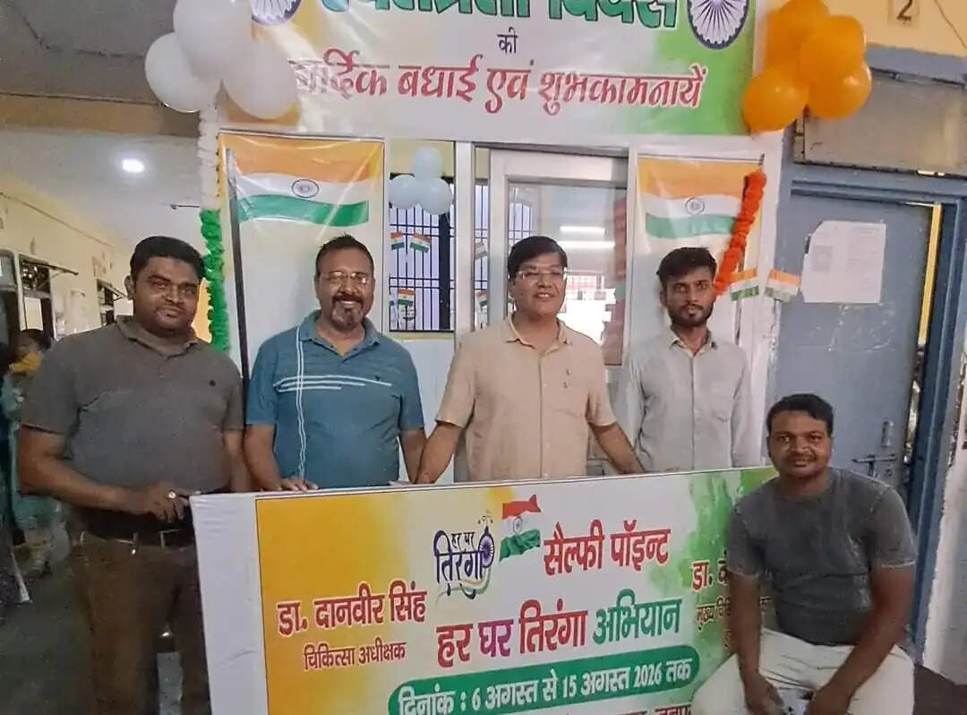 लोगों को खूब लुभा रहे देशभक्ति की थीम पर बने सेल्फी प्वाइंट