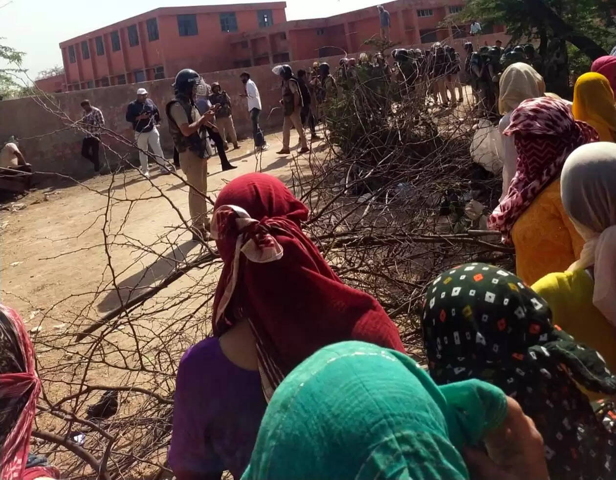 हांसी में निशानदेही करने गई टीम का भारी विरोध, बैरंग लौटना पड़ा