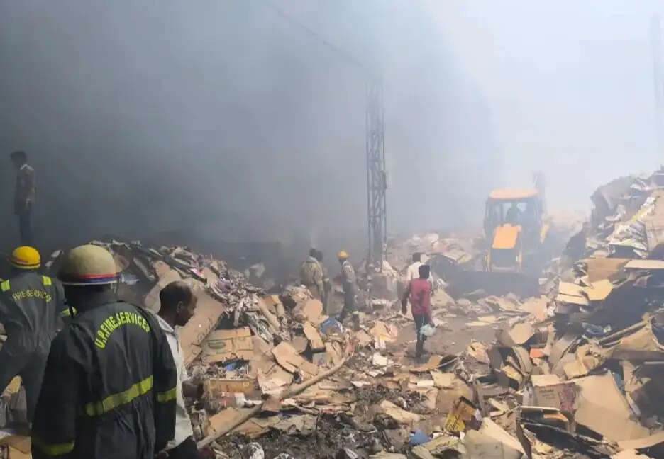 फिरोजाबाद में पेपर मिल में पुराने गत्तों में लगी आग, फायर बिग्रेड ने पाया काबू