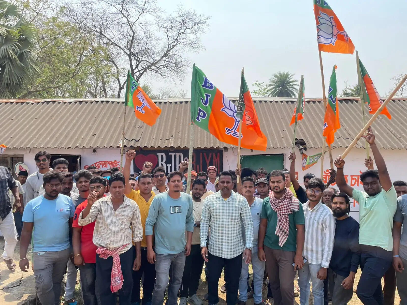 झाड़ग्राम : परिवर्तन यात्रा के स्वागत में भाजयुमो की बाइक रैली