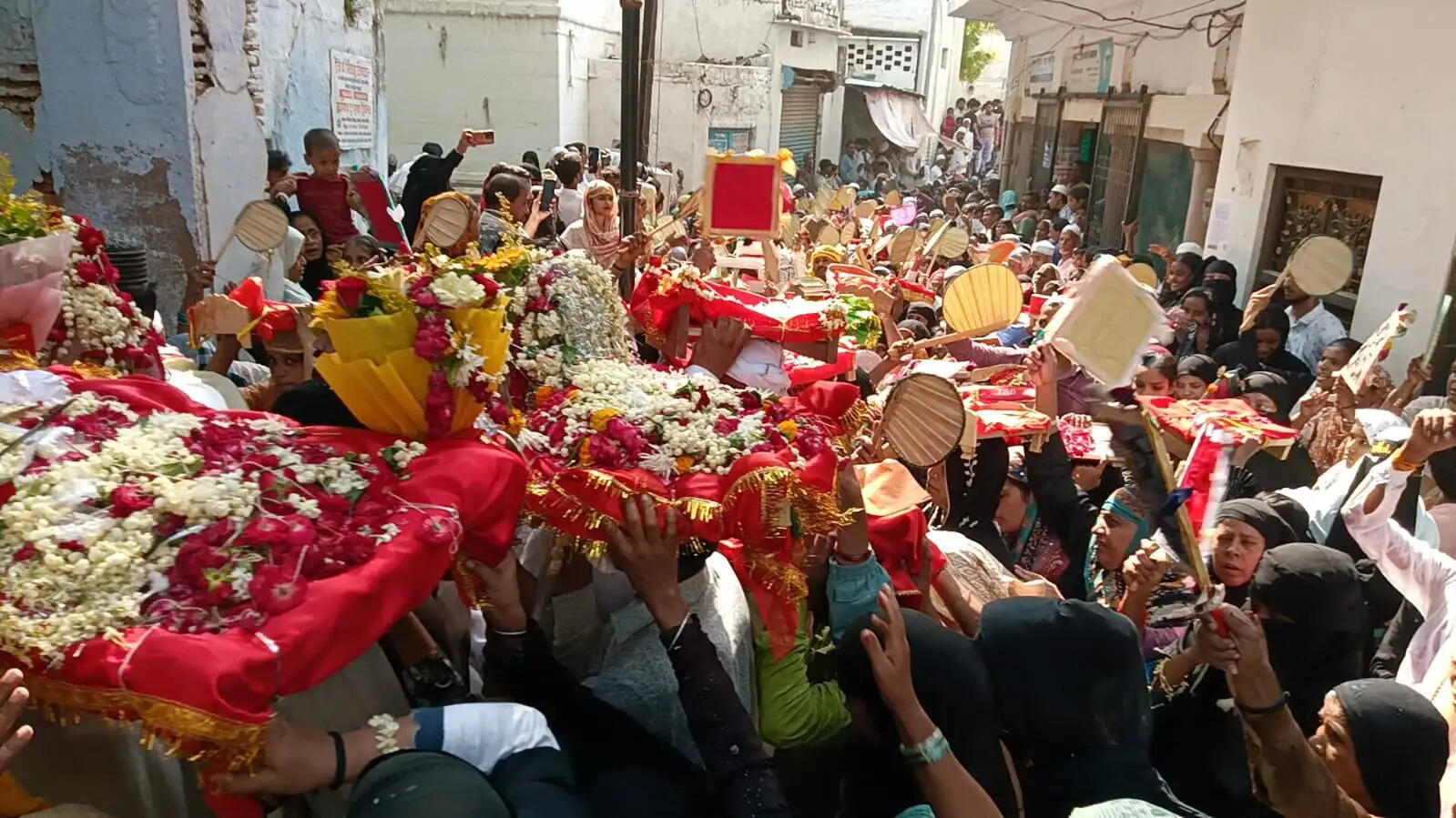 'गाजी मियां' के पलंग— पीढ़ी मेदनी का जुलूस बहराइच रवाना,जुलूस में लोगों ने पूरे उत्साह से की भागीदारी