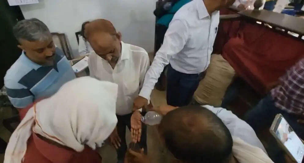 चकबंदी पेशकार 25 हजार रुपये की रिश्वत लेते गिरफ्तार