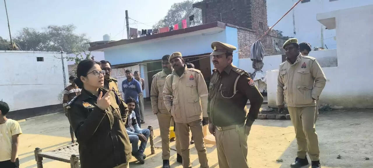 बदमाशों ने शौचालय में बंद कर पीटने के बाद महिला के कान का झाला लूटकर भागे