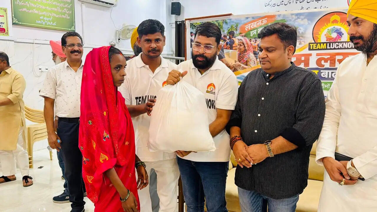 फैजुल्लागंज में बाढ़ की त्रासदी के बीच ‘टीम लखनऊ’ बनी बाढ़ पीड़ितों का सहारा