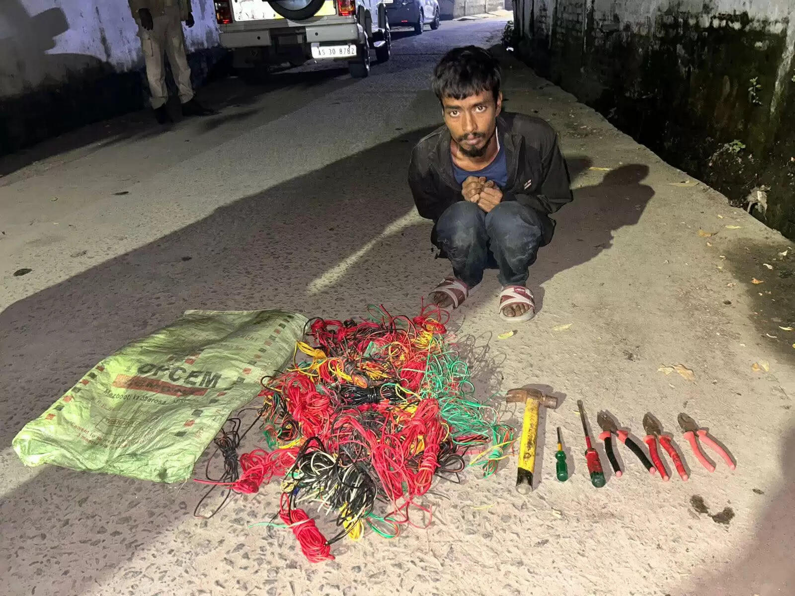 चोरी के मामले में शामिल एक आरोपित गिरफ्तार