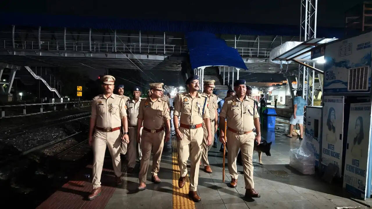 देवरिया : पुलिस अधीक्षक ने स्वतंत्रता दिवस काे लेकर किया रेलवे स्टेशन का निरीक्षण