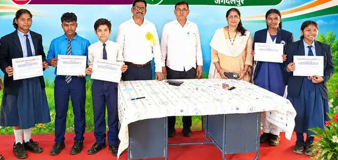 विज्ञान संगोष्ठी में ऊर्जा क्षेत्र की संभावनाएं एवं चुनौतियां विषय पर विद्यार्थियों ने रखे विचार