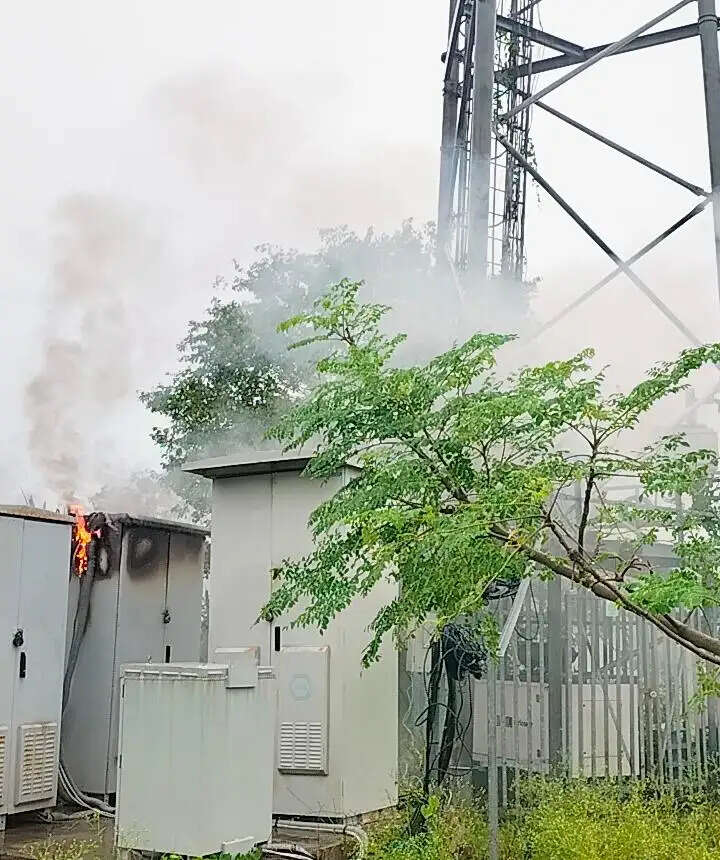 शॉर्ट सर्किट से जिओ टावर में लगी आग, कई तकनीकी उपकरण जले