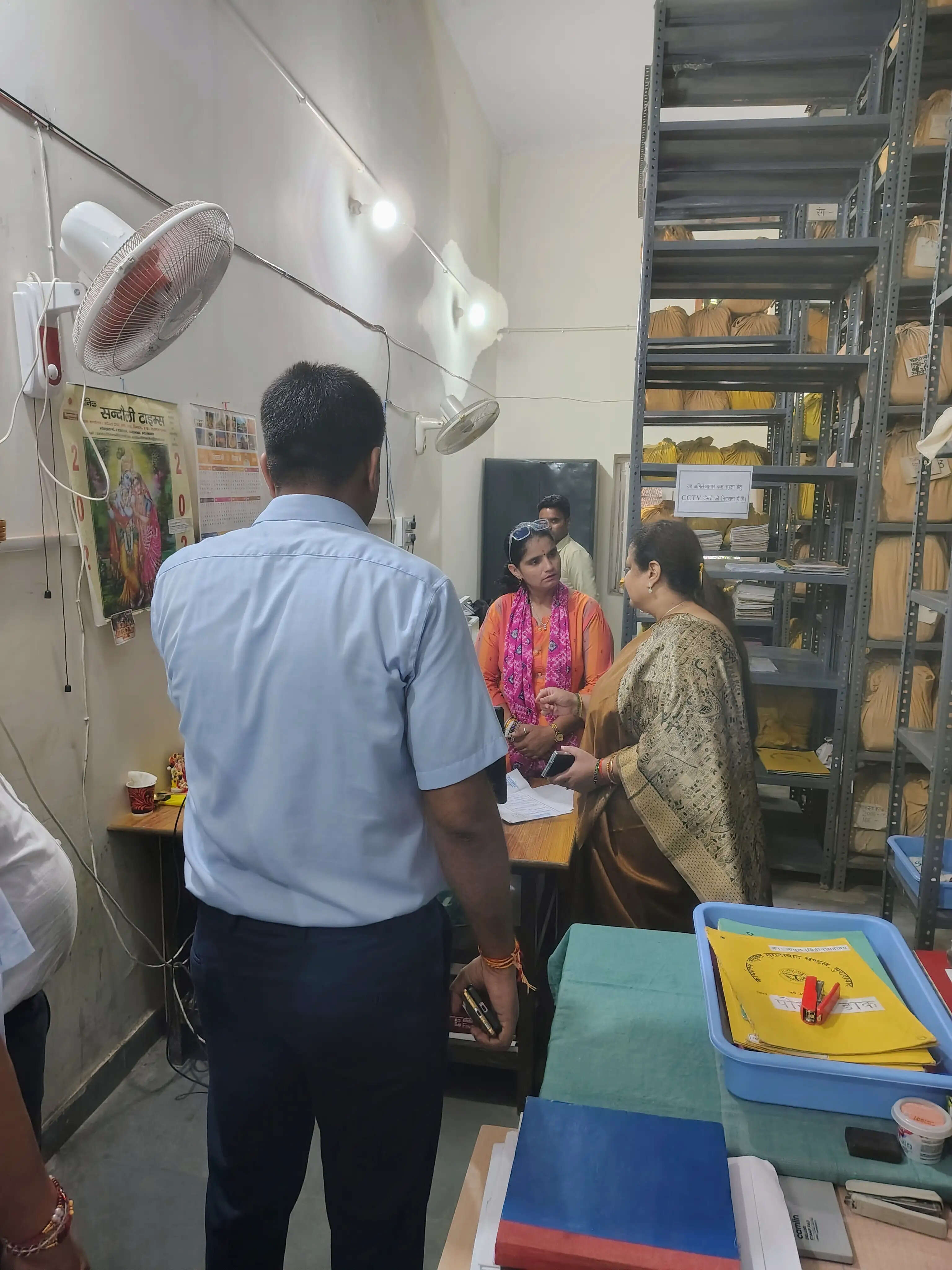 प्रत्येक पटल पर संबंधित अधिकारी एवं कर्मचारियों की नेम प्लेट अनिवार्य रूप से प्रदर्शित हो : कमिश्नर