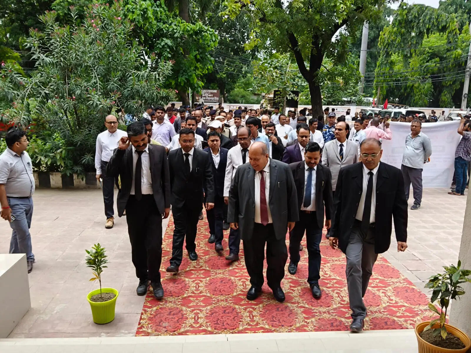 उच्च न्यायालय पटना के न्यायमूर्ति संदीप कुमार ने जरूरतमंदों को बांटे ट्राई साइकिल व सहायता राशि