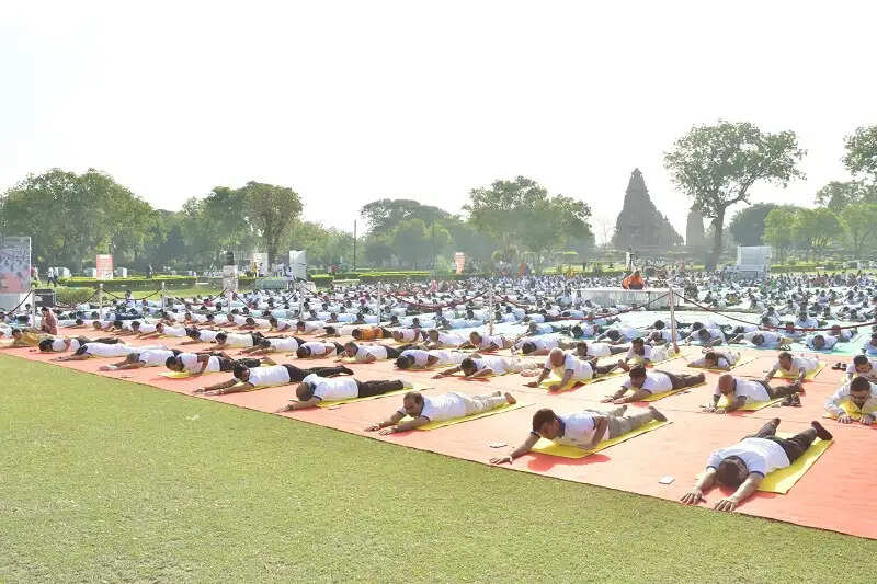 (अपडेट) विश्व पर्यटन नगरी खजुराहो से गूंजा योग का संदेश, अंतरराष्ट्रीय योग दिवस का 25 दिवसीय काउंटडाउन शुरू