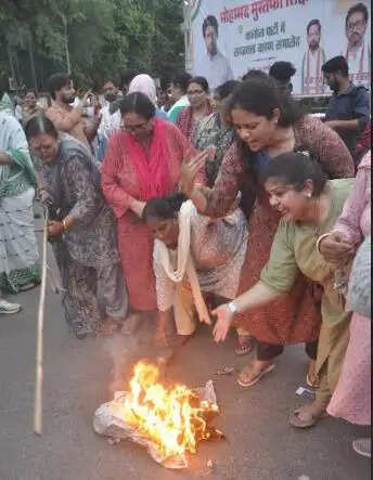 कांग्रेस पार्टी की महिलाओं ने कंगना रनौत का फूंका पुतला
