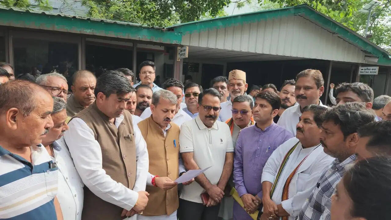 कांग्रेस के विरोध में भाजपा का प्रदर्शन, डीएम को सौंपा ज्ञापन