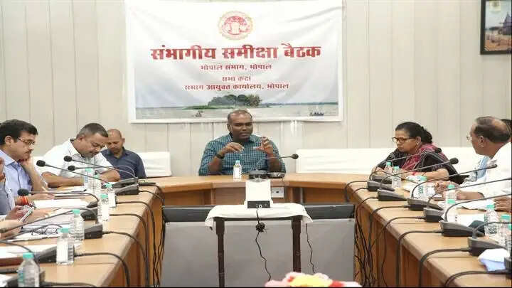 भोपाल संभाग में गेहूं उपार्जन सर्वोच्च प्राथमिकता, सभी केन्द्रों पर व्यवस्थाएं सुनिश्चित करें: संभागायुक्त