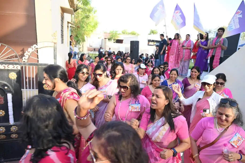 जयपुर की सड़कों पर साड़ी में महिलाओं ने लगाई दौड़