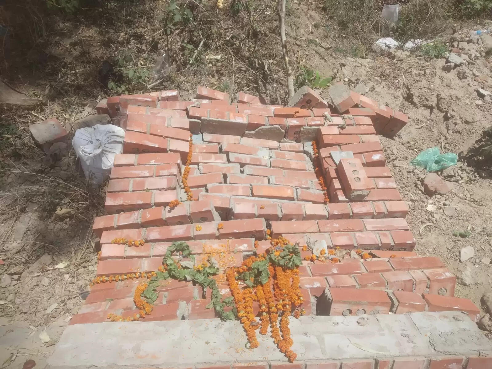 नाहन में तोडी गई दो शिलान्यास पट्टिकाएं