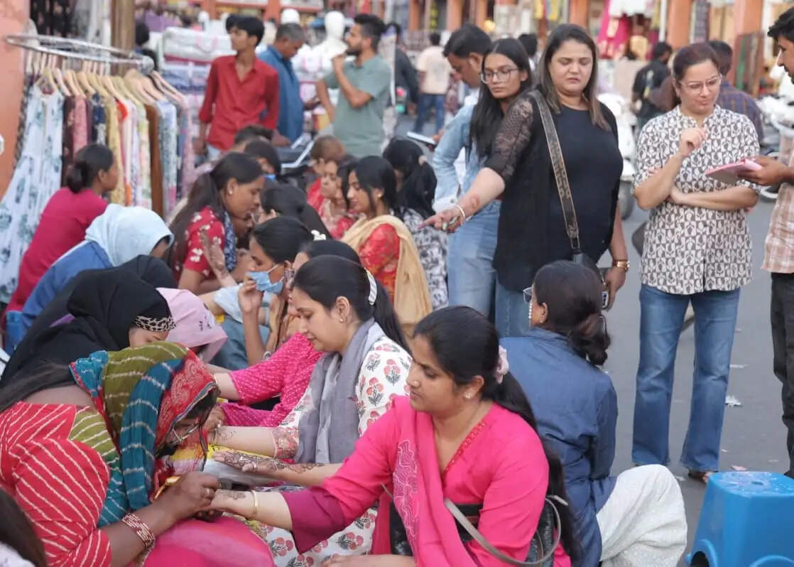 अखंड सौभाग्य की कामना के साथ सुहागिनों रखेगी करवा चौथ का व्रत