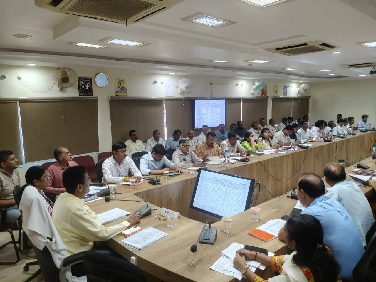 दमोह: कलेक्टर ने की राजस्व मामलों की समीक्षा, अधिकारियों को दिए सख्त निर्देश