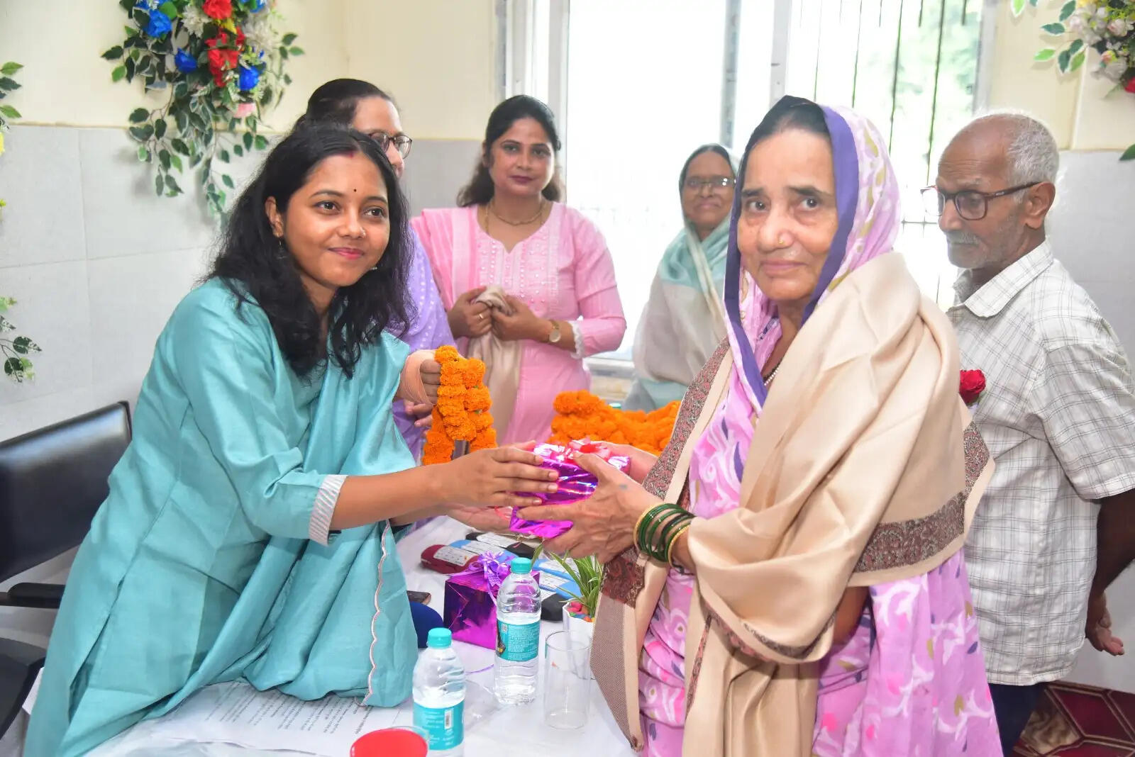 बुनियाद केंद्र में अंतरराष्ट्रीय वृद्धजन दिवस आयोजित; बुजुर्गों का हुआ सम्मान, बंटे पेंशन पत्र व चश्मे