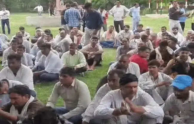 रेवाड़ी में वेतन नहीं मिलने पर अनिश्चितकालीन हड़ताल पर बैठे सफाई कर्मचारी