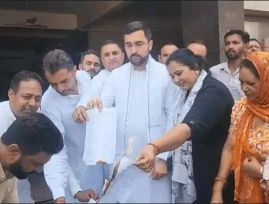 कैथल: बर्खास्तगी व निलंबन के विरोध में सड़कों पर उतरे नगरपालिका सफाई कर्मचारी