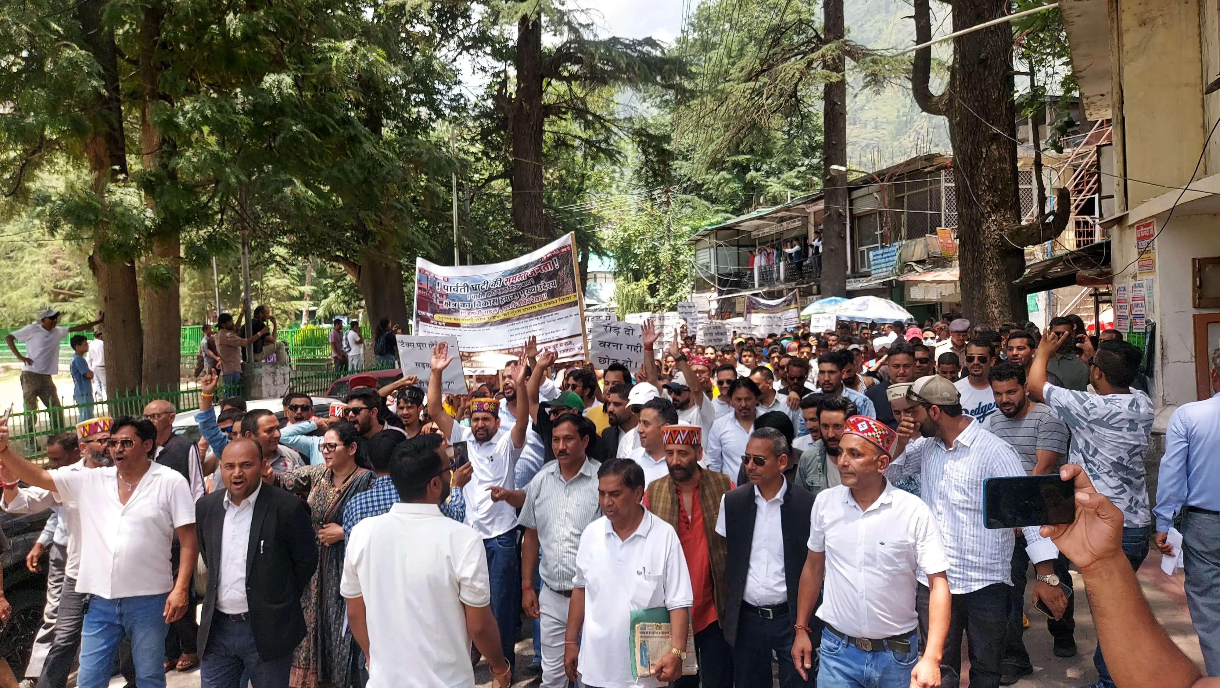 पार्वती घाटी की बदहाल सड़कों पर फूटा जनाक्रोश, 25 दिन में कार्रवाई नहीं हुई तो चक्का जाम की चेतावनी