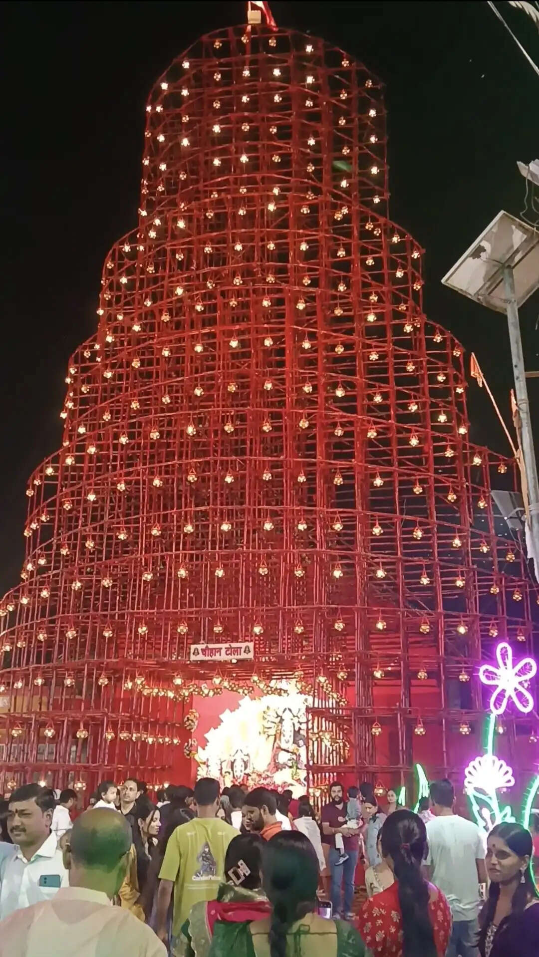 पूजा पंडालों में पूजा अर्चना के लिए श्रद्धालुओं की उमड़ी भीड़,महाभोग प्रसाद का हुआ वितरण