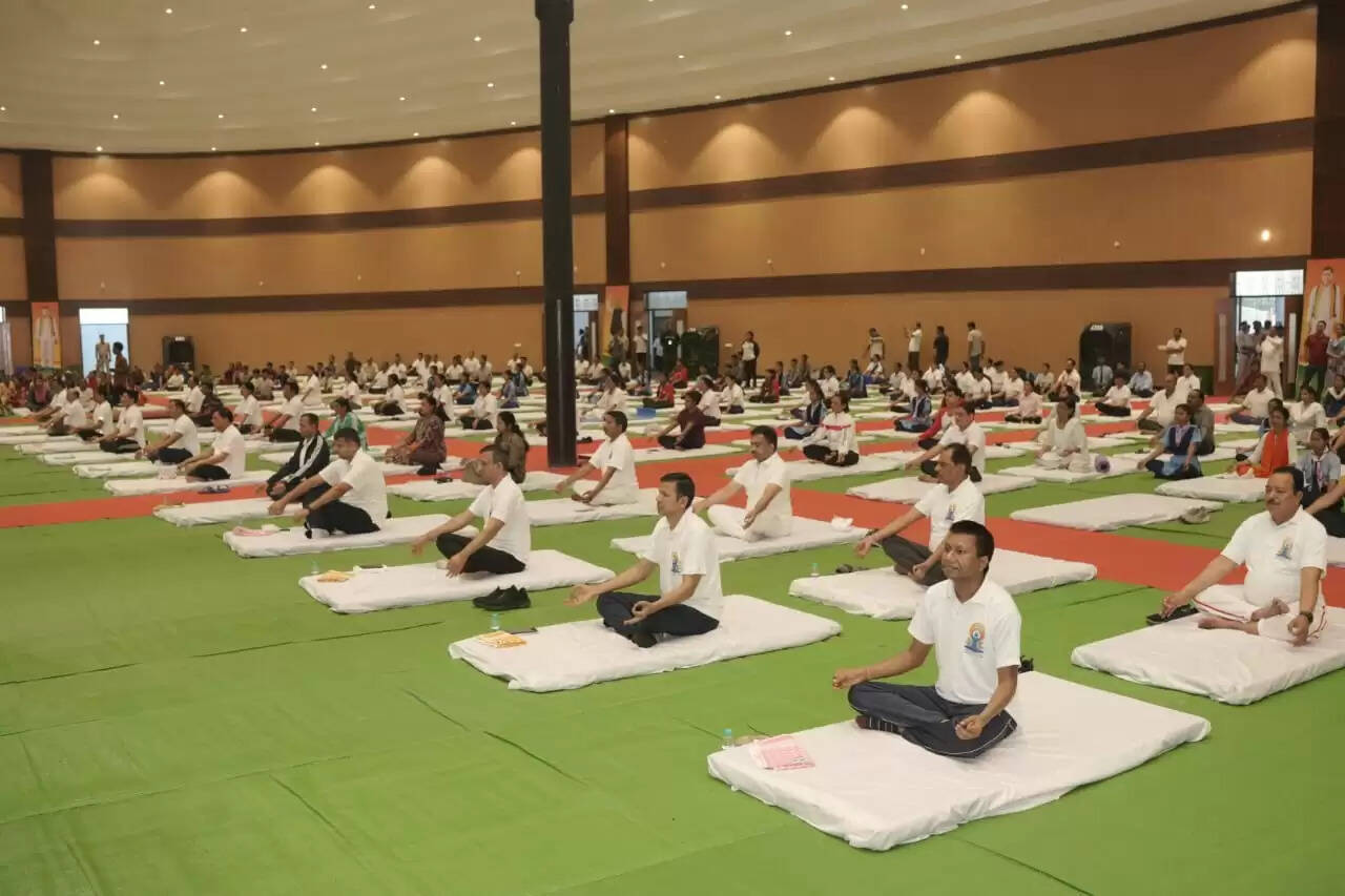 कोरबा : कैबिनेट मंत्री श्री देवांगन के सानिध्य में सामूहिक योग कार्यक्रम हुआ आयोजित, स्वस्थ जीवनशैली का दिया संदेश