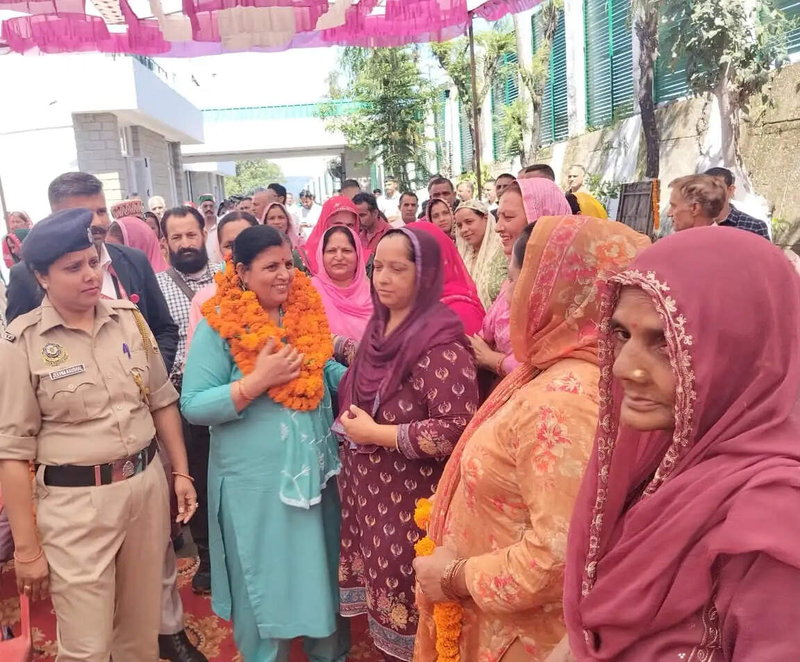 नादौन की जनता का विशेष ध्यान रखते हैं सीएम : कमलेश ठाकुर