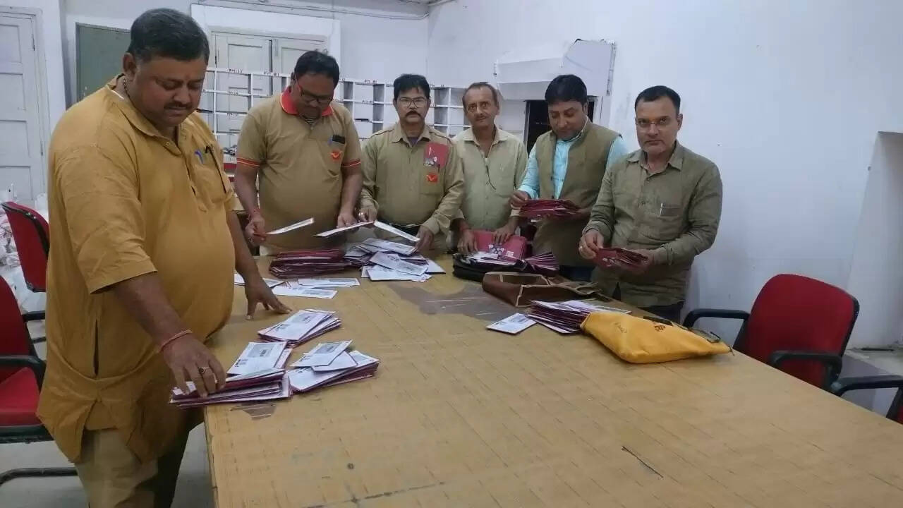 बिहार विधानसभा चुनाव 2025: मतदाताओं तक ईपीआईसी पहुंचाने में जुटा डाक विभाग