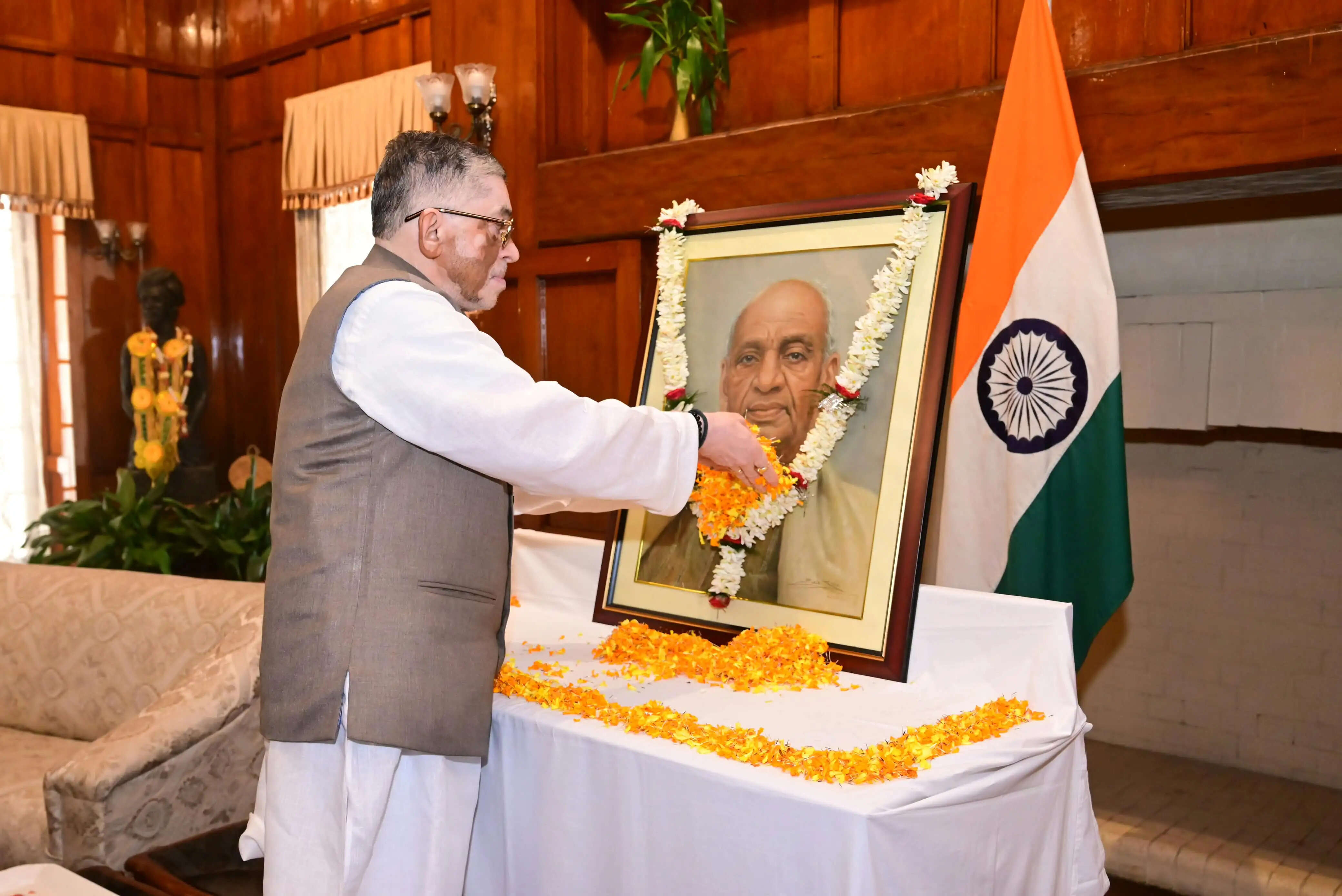 सरदार वल्लभभाई पटेल की जयंती पर राज्यपाल संतोष गंगवार ने अर्पित की श्रद्धांजलि