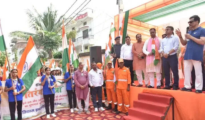 वाराणसी : एनडीआरएफ कर्मियों ने तिरंगा यात्रा में की उत्साहपूर्वक सहभागिता