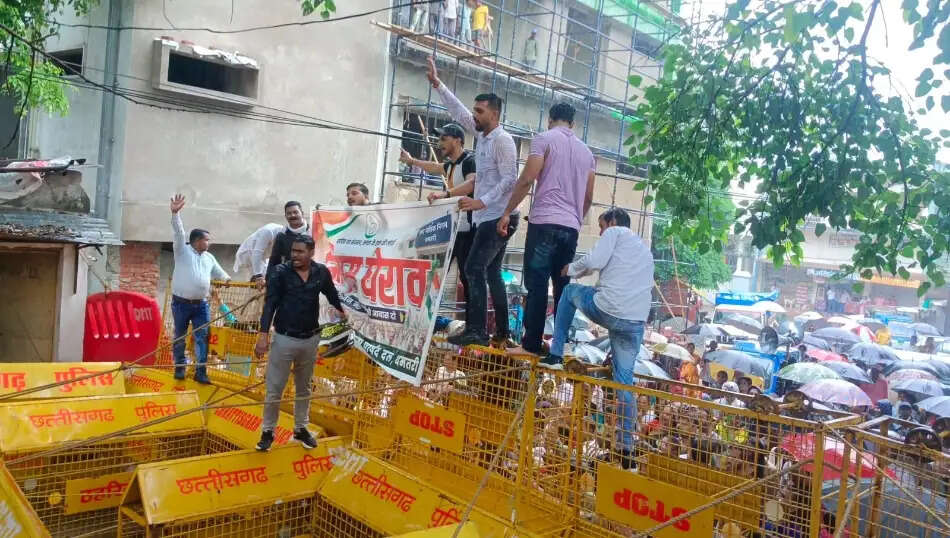 धमतरी : कांग्रेस पार्षद दल ने आबादी पट्टा -आवास योजना समेत 12 सूत्रीय मांगों को लेकर निगम कार्यालय का किया घेराव