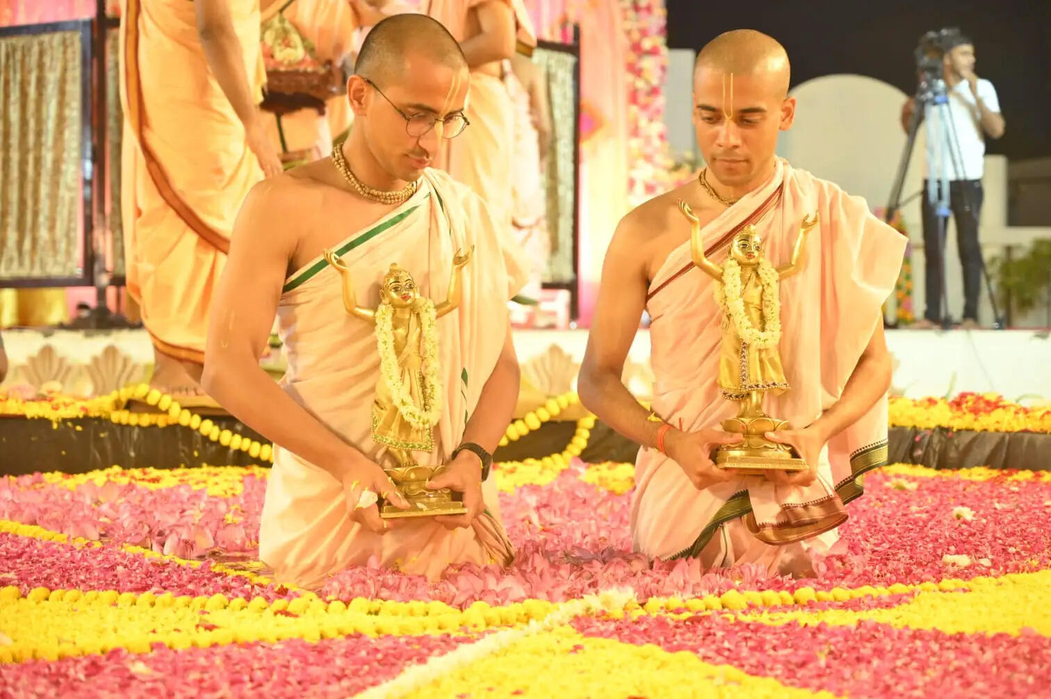 पांच सौ किलो पुष्पों से सजे दिव्य कुंड में कराया श्री कृष्ण-बलराम को जल विहार