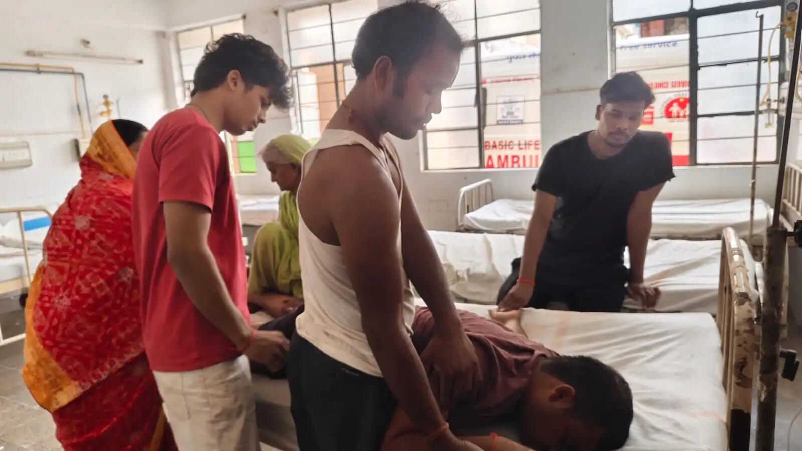डॉक्टर से दिखाने पहुंचे युवक पर हमला, ईंट लगने से सिर फटा; दो घायल