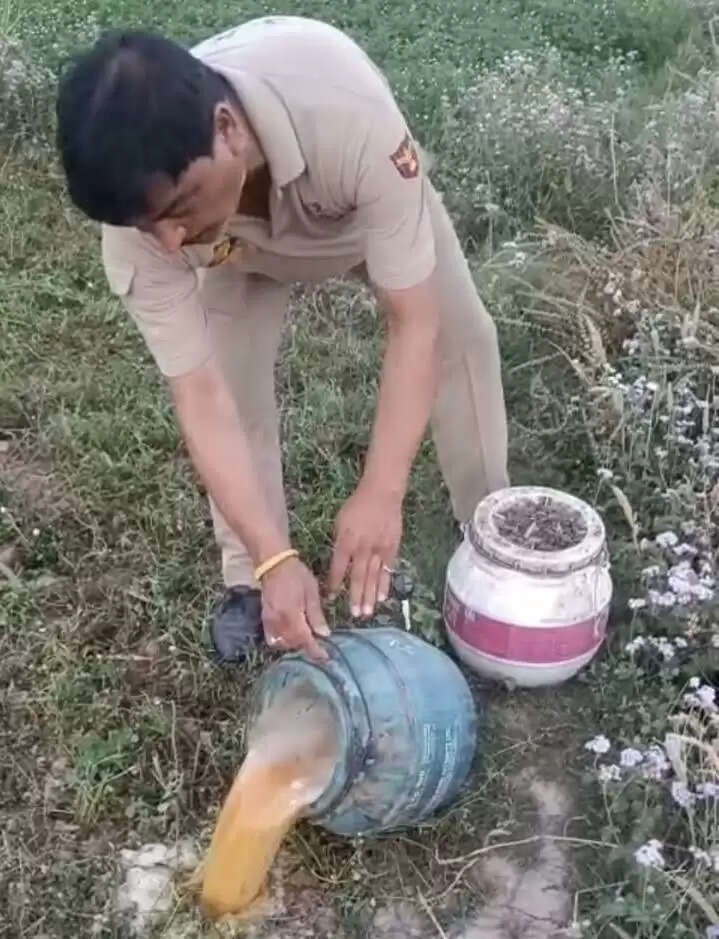 कठुआ पुलिस का बड़ा एक्शन, 250 लीटर लाहन नष्ट