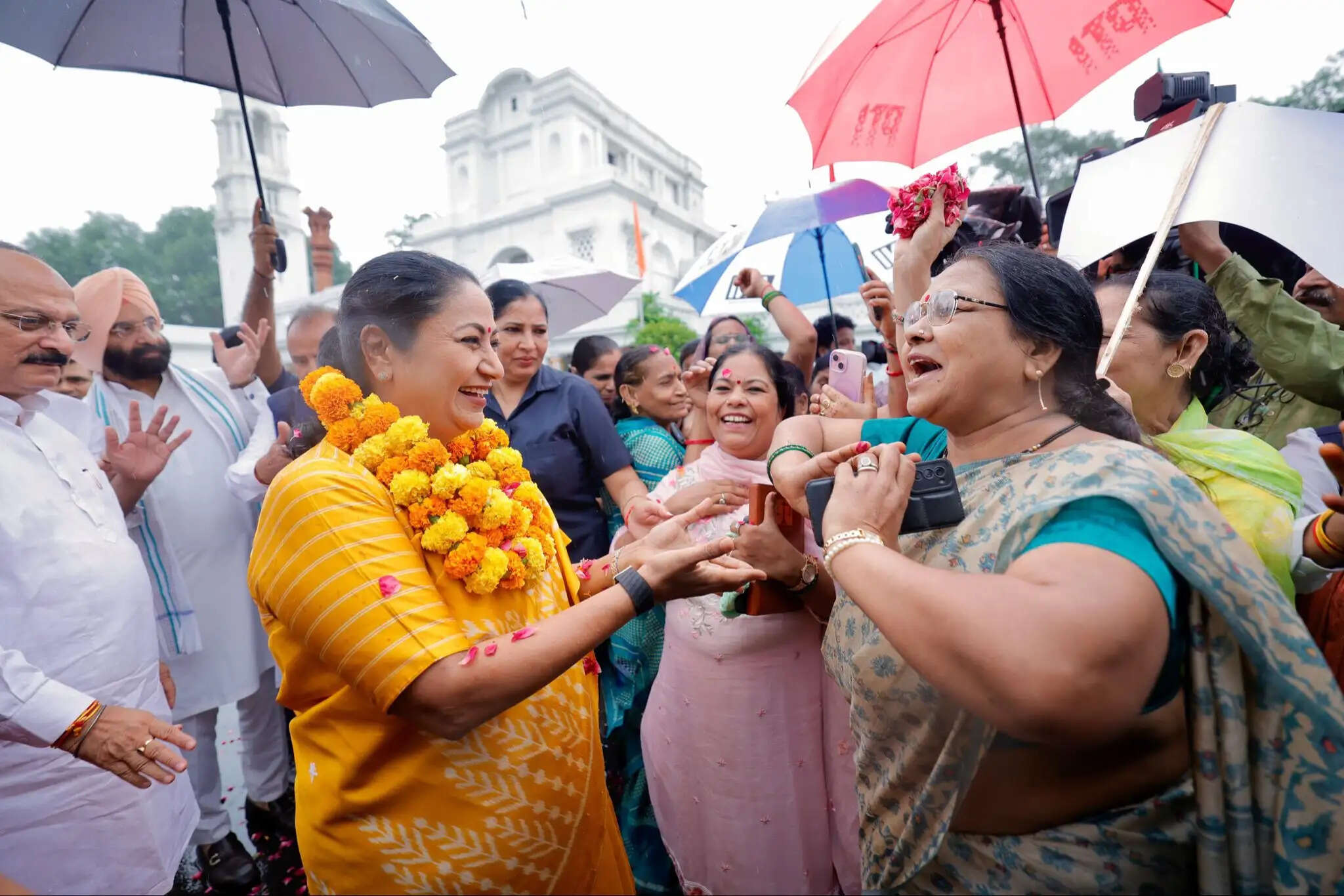दिल्ली लक्ष्मी योजना के लिए महिलाओं ने मुख्यमंत्री रेखा गुप्ता का विधानसभा में किया स्वागत