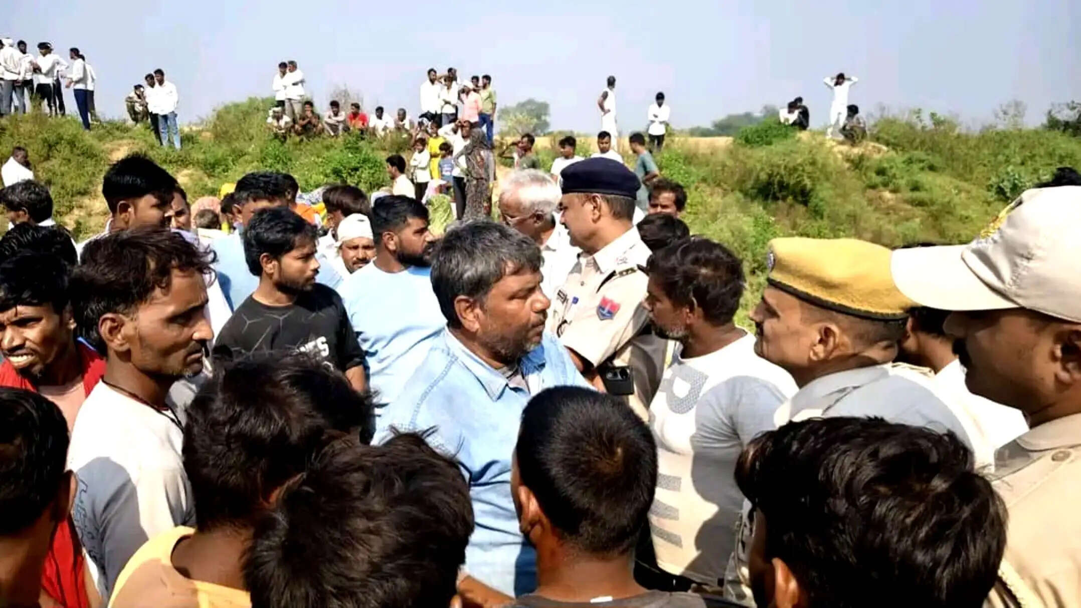 धौलपुर में खेत में मिले चाचा और दो भतीजों के शव