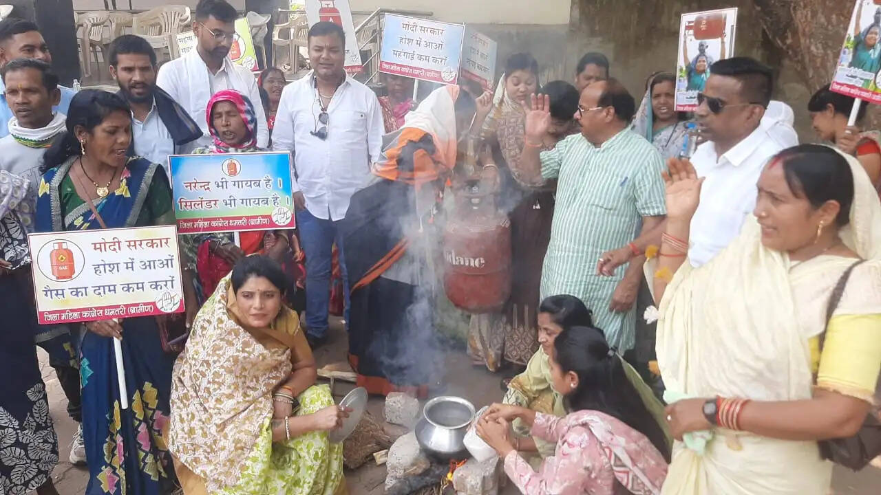 गैस सिलिंडर की कमी को लेकर महिला कांग्रेस ने चूल्हे पर चाय बनाकर जताया विरोध