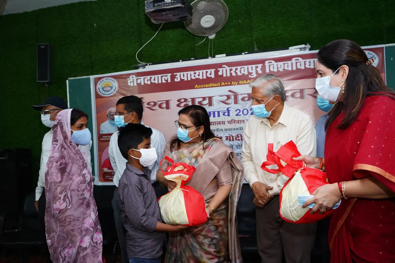 विश्व क्षय रोग दिवस पर डीडीयू विश्वविद्यालय की अनूठी पहल, मरीजों को दी गईं प्रोटीन युक्त पोषण पोटलियां